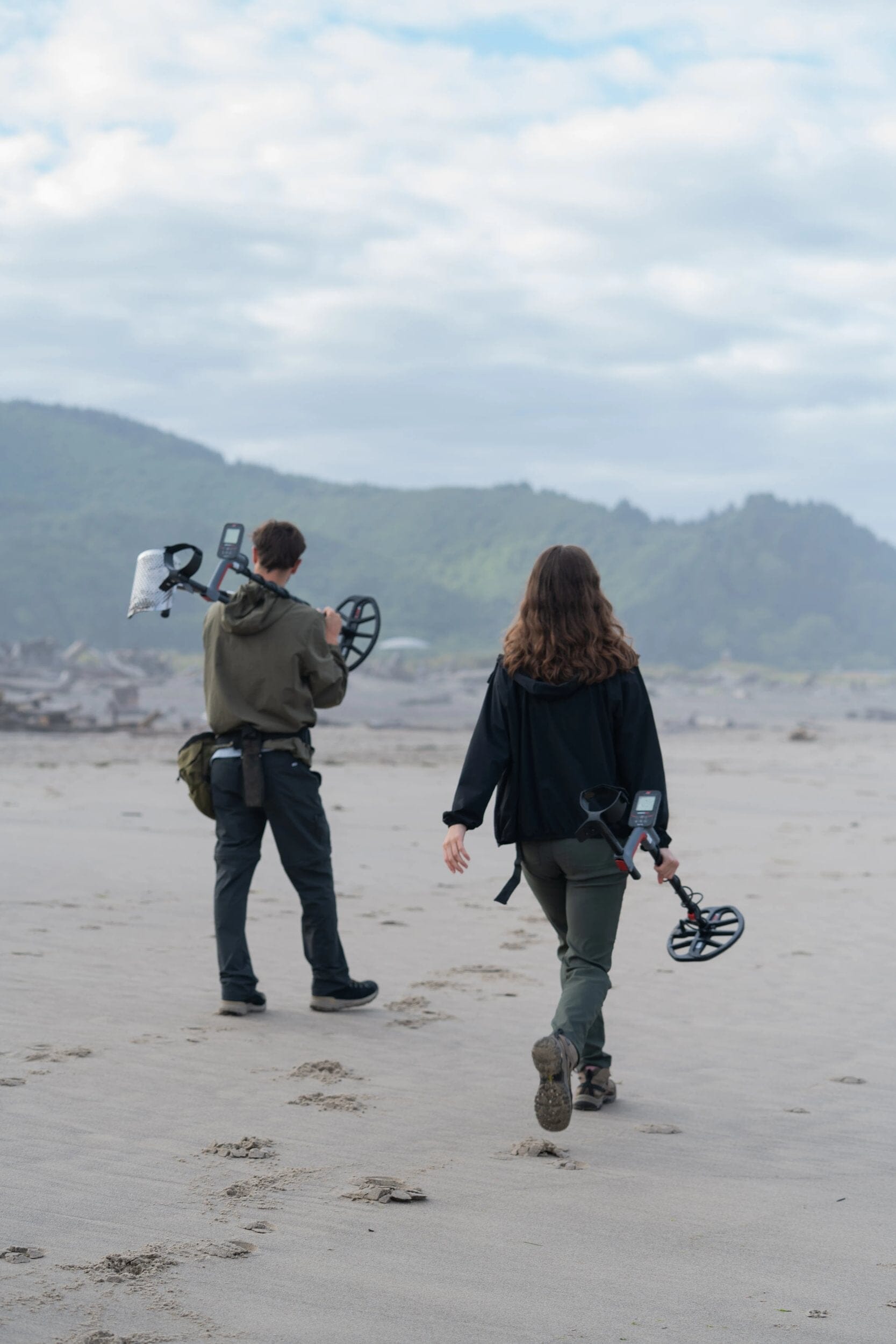 Minelab VANQUISH 560 PRO-PACK Metal Detector Bundle - Waitlist